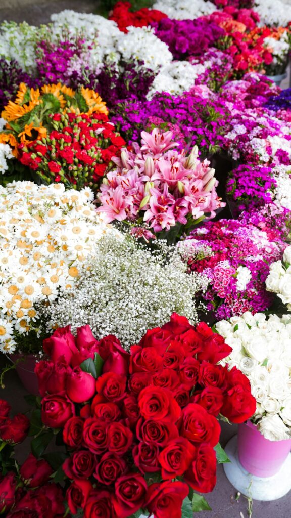 Assortiment de fleurs coupees fraiches sur un marche aux fleurs